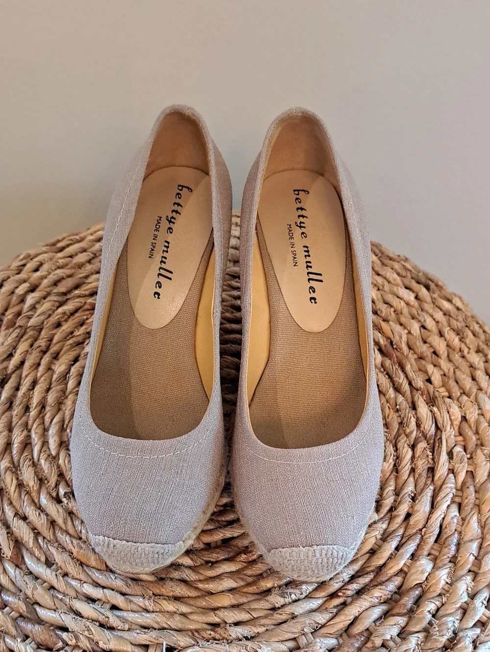 Bettye Muller Womens Tan Canvas Summer/Preppy Espadrille Wedge Sandals 37/6.5
